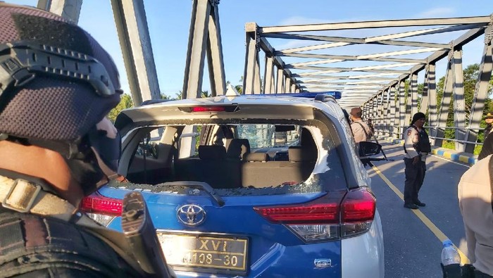 Mobil polisi dirusak warga di Maluku Tengah.