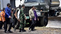 Ia kemudian melanjutkan perjalanan untuk meninjau Jembatan Gladak Perak yang ambruk terdampak erupsi Gunung Semeru.