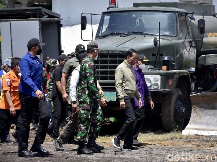 Presiden Joko Widodo meninjau lokasi terdampak erupsi Gunung Semeru di Lumajang. Di sana ia turut mendatangi tempat pengungsian warga korban erupsi Semeru.