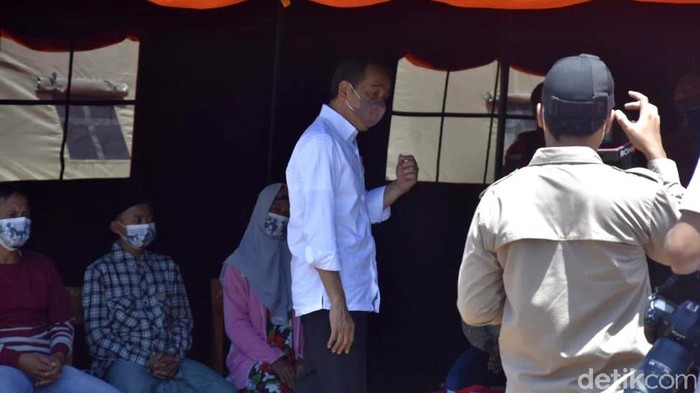 Presiden Joko Widodo meninjau lokasi terdampak erupsi Gunung Semeru di Lumajang. Di sana ia turut mendatangi tempat pengungsian warga korban erupsi Semeru.
