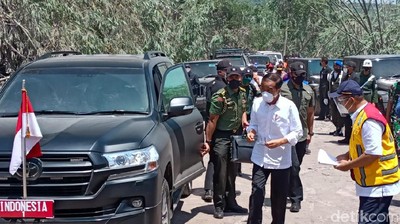 Momen Jokowi Tinjau Lokasi Terdampak Erupsi Gunung Semeru