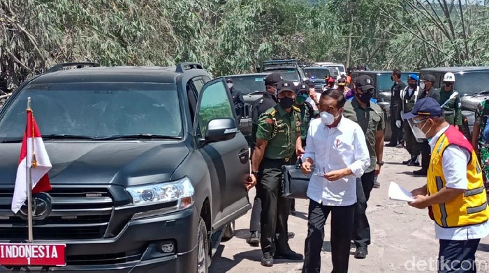 Momen Jokowi Tinjau Lokasi Terdampak Erupsi Gunung Semeru Presiden Joko Widodo meninjau lokasi terdampak erupsi Gunung Semeru di Lumajang. Di sana ia turut mendatangi tempat pengungsian warga korban erupsi Semeru.