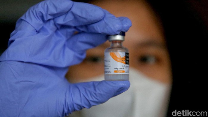 Mulai Januari 2022, Vaksin Booster Bakal Tersedia untuk Publik RI rencanakan pemberian vaksin COVID-19 dosis ketiga sebagai booster mulai Januari 2022. Vaksin booster itu nantinya akan diberikan secara gratis dan berbayar.