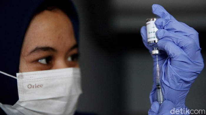 Mulai Januari 2022, Vaksin Booster Bakal Tersedia untuk Publik RI rencanakan pemberian vaksin COVID-19 dosis ketiga sebagai booster mulai Januari 2022. Vaksin booster itu nantinya akan diberikan secara gratis dan berbayar.