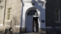 Seorang staf museum keluar dari pintu masuk utama Museum Nasional Afghanistan, di Kabul.