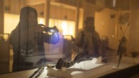 Pada hari Jumat lalu, anggota Taliban yang beberapa membawa senapan serbu, termasuk di antara pengunjung yang menggunakan lampu ponsel mereka untuk melihat koleksi museum berupa keramik kuno dan senjata abad ke-18.