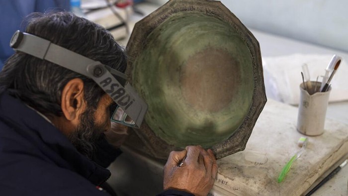 Museum Nasional Afghanistan Museum nasional Afghanistan kembali dibuka untuk umum. Taliban jadi pengunjung paling antusias, padahal sebelumnya pernah ingin menghancurkan koleksi museum. Selasa, (7/12/2021). (AP Photo/Petros Giannakouris)