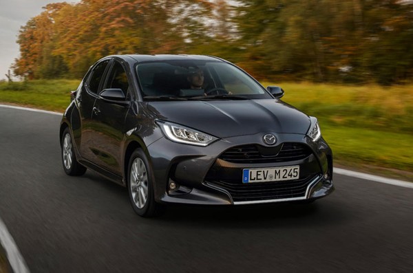 New Mazda 2 Hybrid rasa Toyota Yaris mulai dijual 2022.
