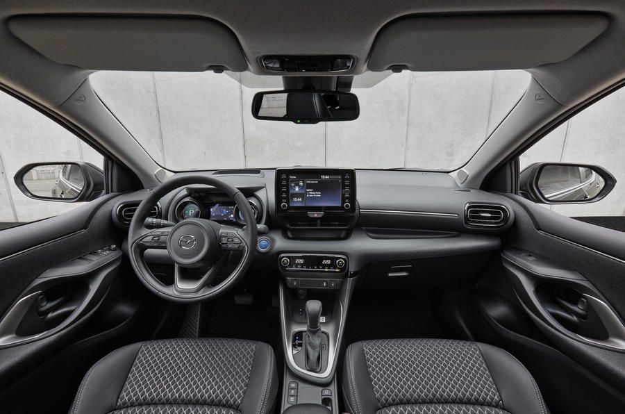 New Mazda 2 Hybrid rasa Toyota Yaris mulai dijual 2022.