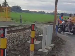 Aksi Heroik Pak Yit Selamatkan Pengendara Motor dari Terjangan Kereta Api