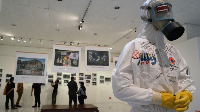 PAMERAN FOTO PAGEBLUG Pameran foto bertajuk 'Pageblug' menampilkan ratusan karya yang merekam peristiwa awal mula pandemi COVID-19 hingga saat ini di Daerah Istimewa Yogyakarta (DIY). ANTARA FOTO/Andreas Fitri Atmoko/aww.
