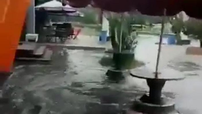 Corporate Communication PT Pembangunan Jaya Ancol Tbk, Ariyadi Eko Nugroho, mengatakan peristiwa itu terjadi pada Selasa (7/12/2021), sekitar pukul 11.00 WIB. Rusaknya dinding pembatas pantai karena tak bisa menahan air laut pasang.