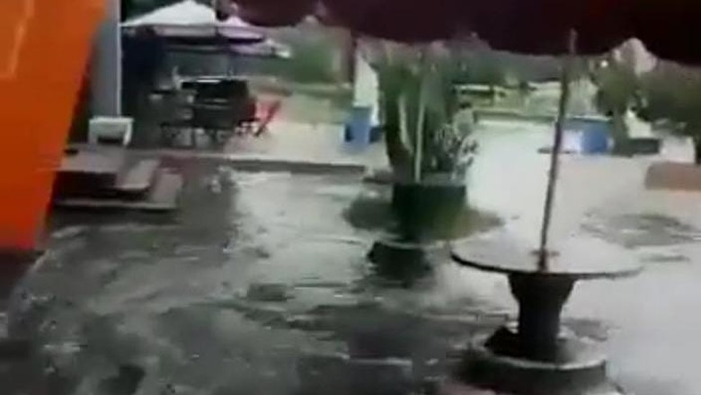 Pantai Ancol Sempat Dilanda Banjir Rob, Pengelola Ungkap Penyebab Corporate Communication PT Pembangunan Jaya Ancol Tbk, Ariyadi Eko Nugroho, mengatakan peristiwa itu terjadi pada Selasa (7/12/2021), sekitar pukul 11.00 WIB. Rusaknya dinding pembatas pantai karena tak bisa menahan air laut pasang.