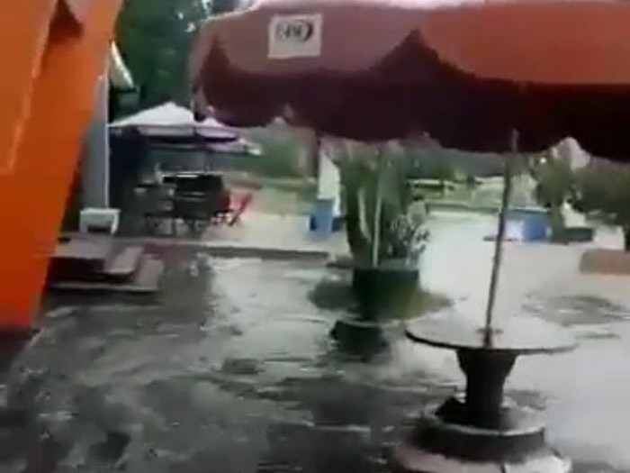 Corporate Communication PT Pembangunan Jaya Ancol Tbk, Ariyadi Eko Nugroho, mengatakan peristiwa itu terjadi pada Selasa (7/12/2021), sekitar pukul 11.00 WIB. Rusaknya dinding pembatas pantai karena tak bisa menahan air laut pasang.