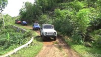 Di Pantai Watunene wisatawan dapat menikmati perjalanan menggunakan jip untuk menyusuri pantai tersebut dari dataran tinggi.