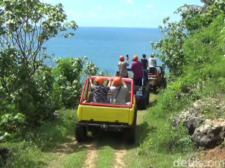 Pantai Jogja Ini Tawarkan Jip Buat Berkeliling