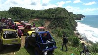 Untuk mencapai pantai tersebut terbilang mudah karena lokasinya berdekatan dengan Pantai Poktunggal, tepatnya berada di antara Pantai Poktunggal dan Pantai Seruni.