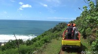 Untuk sampai di Pantai Watunene memerlukan usaha yang lebih karena harus melewati jalan bebatuan yang masih terjal dan jalan cor blok. Sehingga sangat disarankan menggunakan motor atau mobil yang jarak antara tanah dan kendaraan terbilang tinggi.