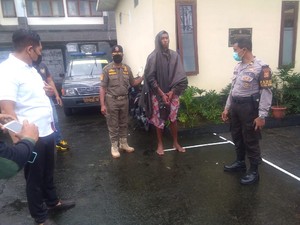 Diduga Depresi, Bule Belanda Ngamuk Pecahkan Kaca Minimarket di Bali