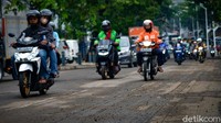 Berdasarkan pantauan pukul 12.00 WIB, sepanjang Jalan Senopati tampak bergelombang.