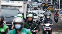 Sebab di lokasi tengah ada pengaspalan ulang atau perbaikan jalan.
