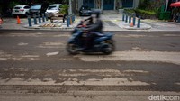 Pengguna jalan, khususnya pemotor melambatkan lajunya saat melewati Jl Senopati.  