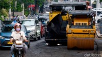 Kendaraan operasional perbaikan jalan seperti selender terparkir di Jl Senopati.  