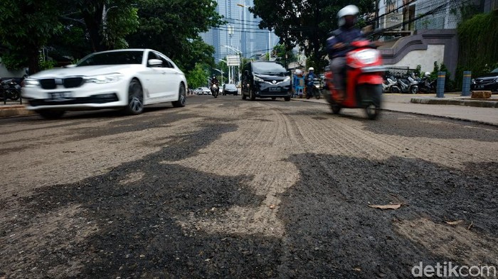 Jalan Senopati di Jakarta Selatan bergelombang karena ada perbaikan di ruas jalan tersebut. Pengguna jalan sebaiknya berhati-hati saat melintas.