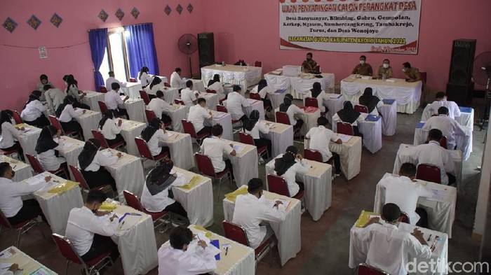 Pemkab Kediri melakukan monitoring pelaksanaan tes perangkat desa. Bupati Hanindhito Himawan Pramono berharap, perangkat desa melek digital.