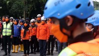 Seluruh stakeholder dari mulai TNI Polri, Basarnas, BPBD Jabar, Dinas Sosial, Diskar PB, PMI, Ormas hingga relawan hadir dalam apel ini.