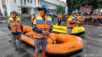 Perahu karet ikut dipamerkan dalam apel tersebut.