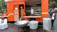 Ada juga mobil yang siap difungsikan sebagai dapur umum.