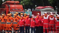 Pemerintah Kota Bandung menggelar Apel Kesiapsiagaan Bencana Hidrometrologi di halaman Balai Kota Bandung, Jalan Merdeka, Kota Bandung, Selasa (7/12).