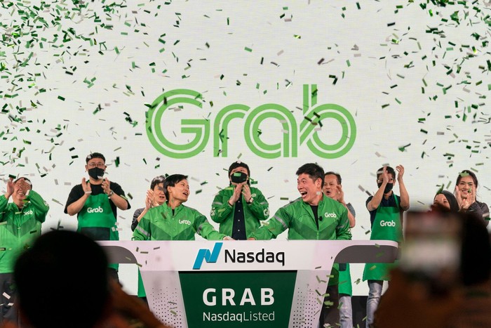 Anthony Tan and Tan Hooi Ling, co-founders of Grab merayakan pencatatan perdana bersama para mitra pada Kamis (2/12)