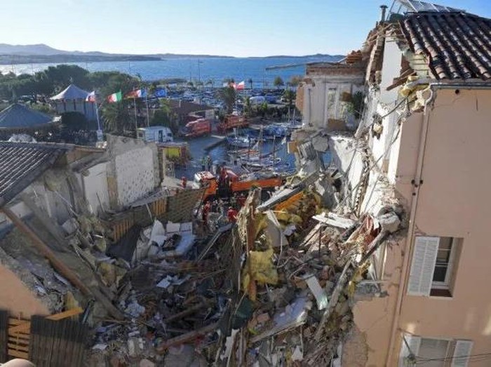 French firefighters search through the rubble of a collapsed building in Sanary-sur-Mer. Time is running out to find survivors. (Photo by NICOLAS TUCAT / AFP)