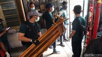 Pantauan detikcom, Selasa (7/12/2021) siang, sejumlah barang-barang yang ada di dalam rumah tersebut dikeluarkan petugas PN Bandung.