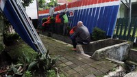 Selain itu, para petugas juga melakukan pemasangan seng penutup sebagai tanda rumah tersebut sudah dikosongkan.