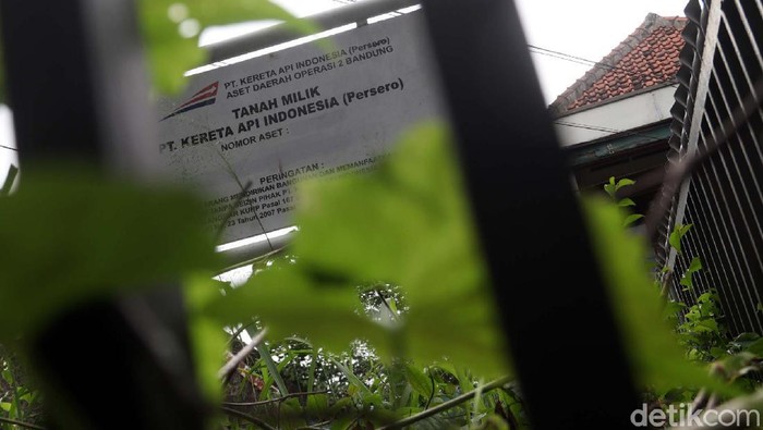 Pengadilan Negeri (PN) Bandung melakukan eksekusi terhadap 11 unit rumah di Jalan Jawa, Kota Bandung. 11 Rumah tersebut milik PT Kereta Api Indonesia (KAI).