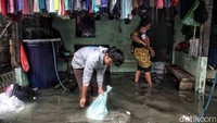 Pantauan detikcom di lapangan, air mulai naik sejak pukul 10 pagi dan air semakin deras menjelang siang hari pukul 11.30 WIB.
