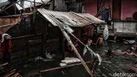 Kondisi itu membuat rumah warga di kawasan tersebut tergenang hingga kemudian terendam banjir dengan ketinggian air hingga 60 cm.