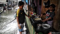 Bocornya tanggul laut di kawasan itu membuat warga khawatir karena tanggul itu belum diperbaiki hingga saat ini.