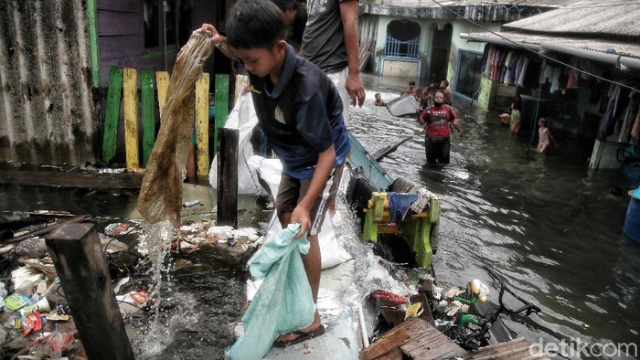 Banjir rob merendam area permukiman warga di kawasan Muara Baru, Jakarta Utara. Banjir terjadi salah satunya imbas tanggul laut yang bocor.