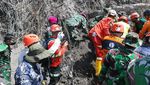 Prajurit Marinir Bantu Evakuasi Korban Erupsi Semeru