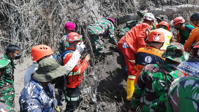 Prajurit Yonmarhanlan V Pasmar 2 turut membantu proses evakuais korban erupsi Gunung Semeru. Prajurit Yonmarhanlan V ini tergabung dalam Satgas gabungan bencana alam.