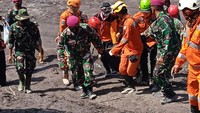 Di lokasi tambang pasir ketika Prajurit Yonmarhanlan V yang tergabung dalam satgas gabungan bencana alam melakukan penyisiran di daerah terdampak.
