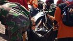 Prajurit Marinir Bantu Evakuasi Korban Erupsi Semeru
