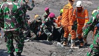 Bencana erupsi Gunung Semeru menyatukan banyak pihak untuk saling membantu. Tak terkecuali para prajurit Yonmarhanlan V Pasmar 2 dibawah pimpinan Danyonmarhanlan V Mayor Marinir Daniel Iwan Setiawan.,M.Tr.Opsla turut berjibaku memberikan bantuan. Mulai dari melakukan penyisiran dan mengevakusi korban wilayah erupsi gunung semeru di Kabupaten Lumajang, Jawa Timur, Selasa (7/12/21).