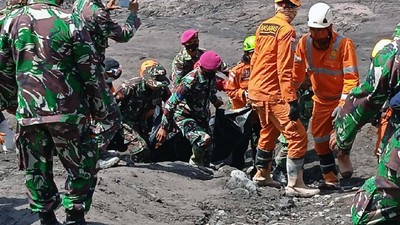 Prajurit Marinir Bantu Evakuasi Korban Erupsi Semeru