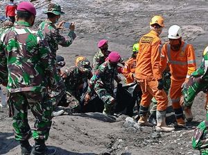 Prajurit Marinir Bantu Evakuasi Korban Erupsi Semeru
