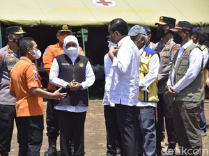 Sapa Pengungsi Semeru, Jokowi Pastikan Konsumsi dan Kebutuhan Pokok Aman